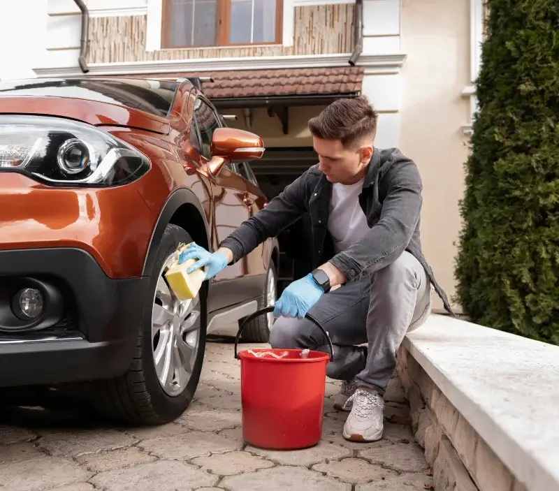 Lavage auto à domicile Chaumes-en-Brie : professionnel intervenant sur un véhicule